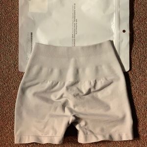 Alphalete Amplified Shorts in Silver Sky